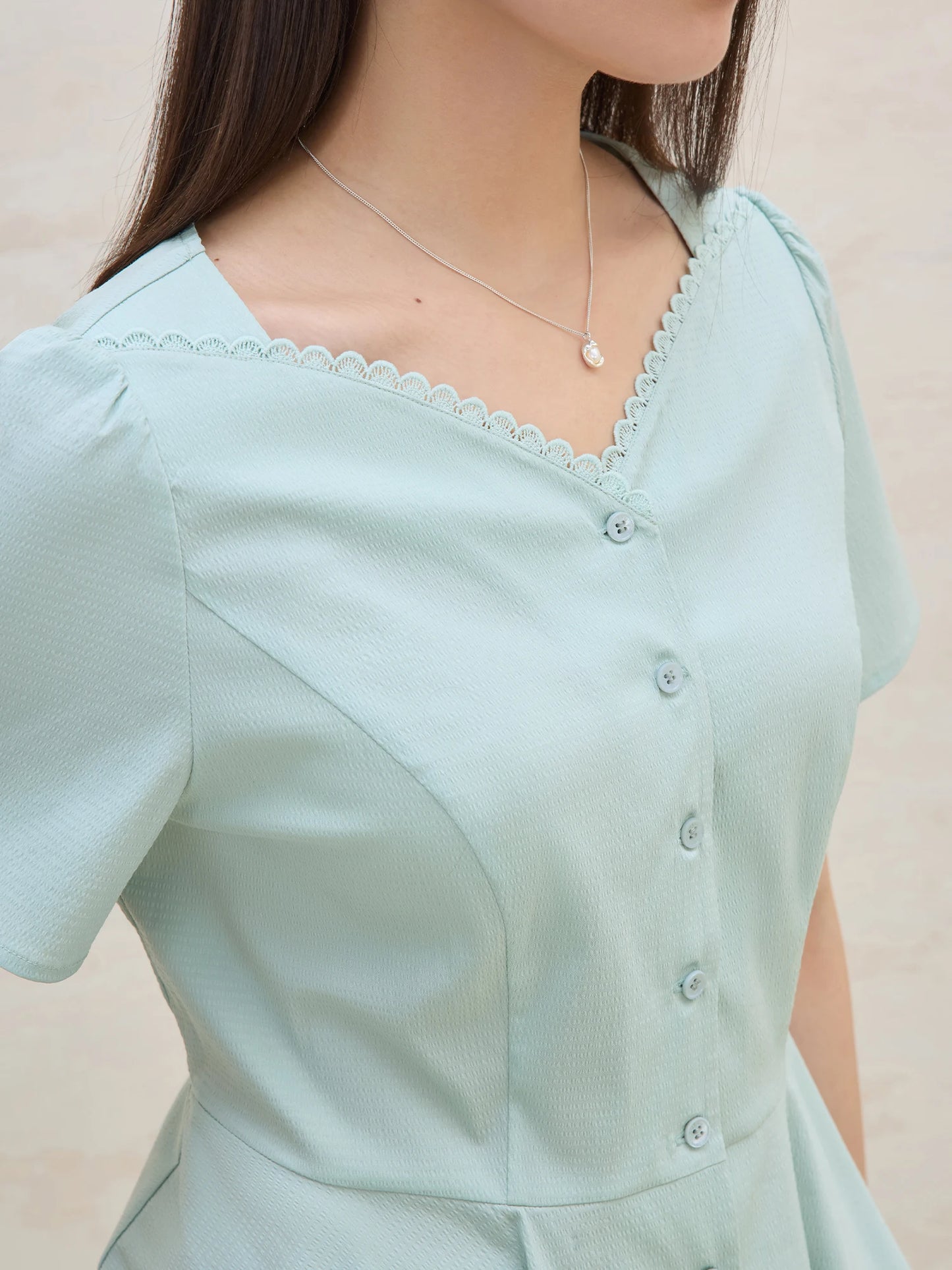 Elastisches Damen-Strickshirt in Übergröße mit kurzen Ärmeln – stilvoll und ideal für den Sommer.