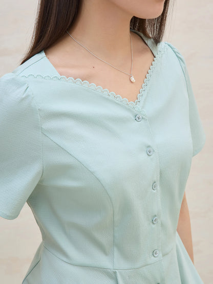 Elastisches Damen-Strickshirt in Übergröße mit kurzen Ärmeln – stilvoll und ideal für den Sommer.