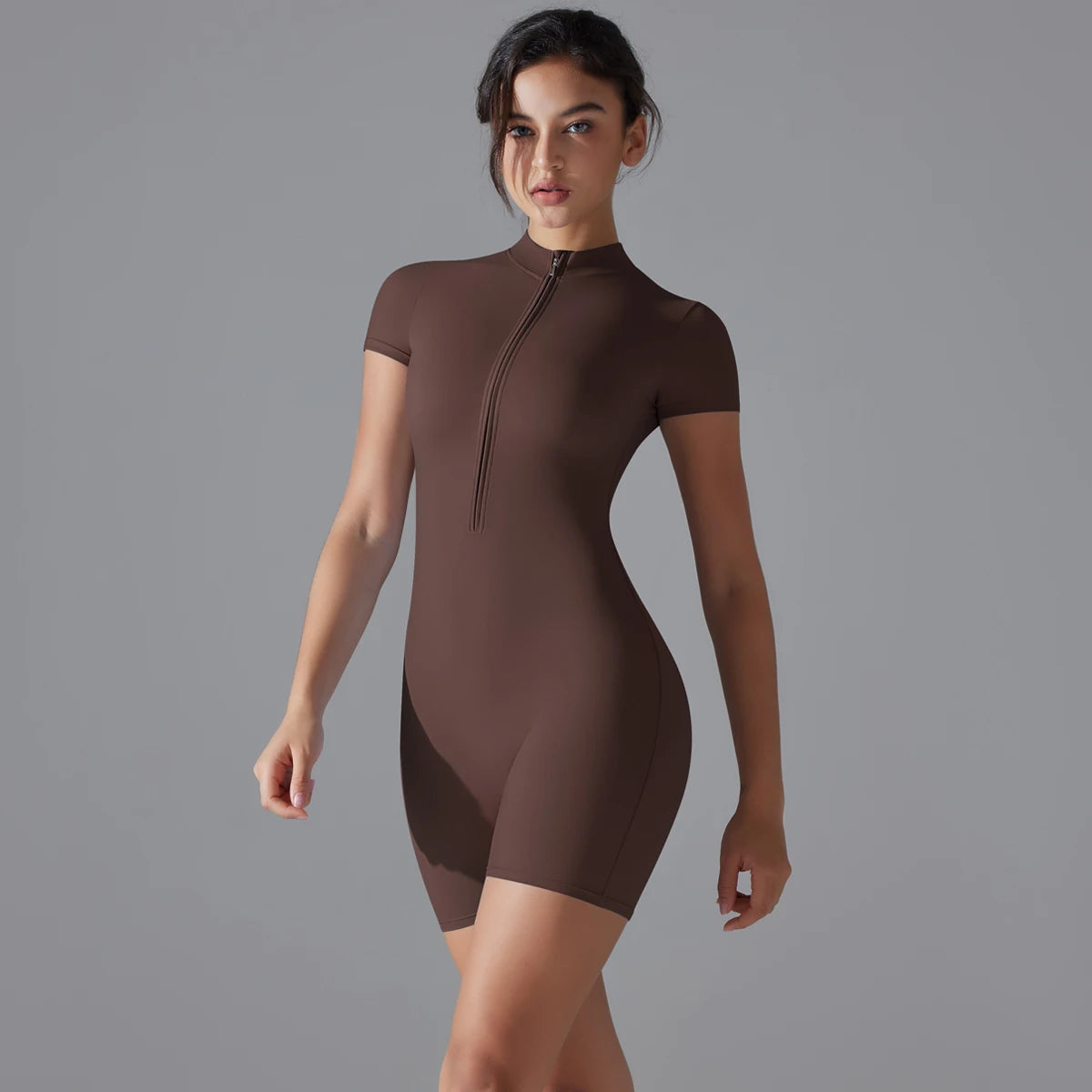 Damen Yoga-Bodysuit braun: Kurzarm, halber Frontreißverschluss, kurz, eng