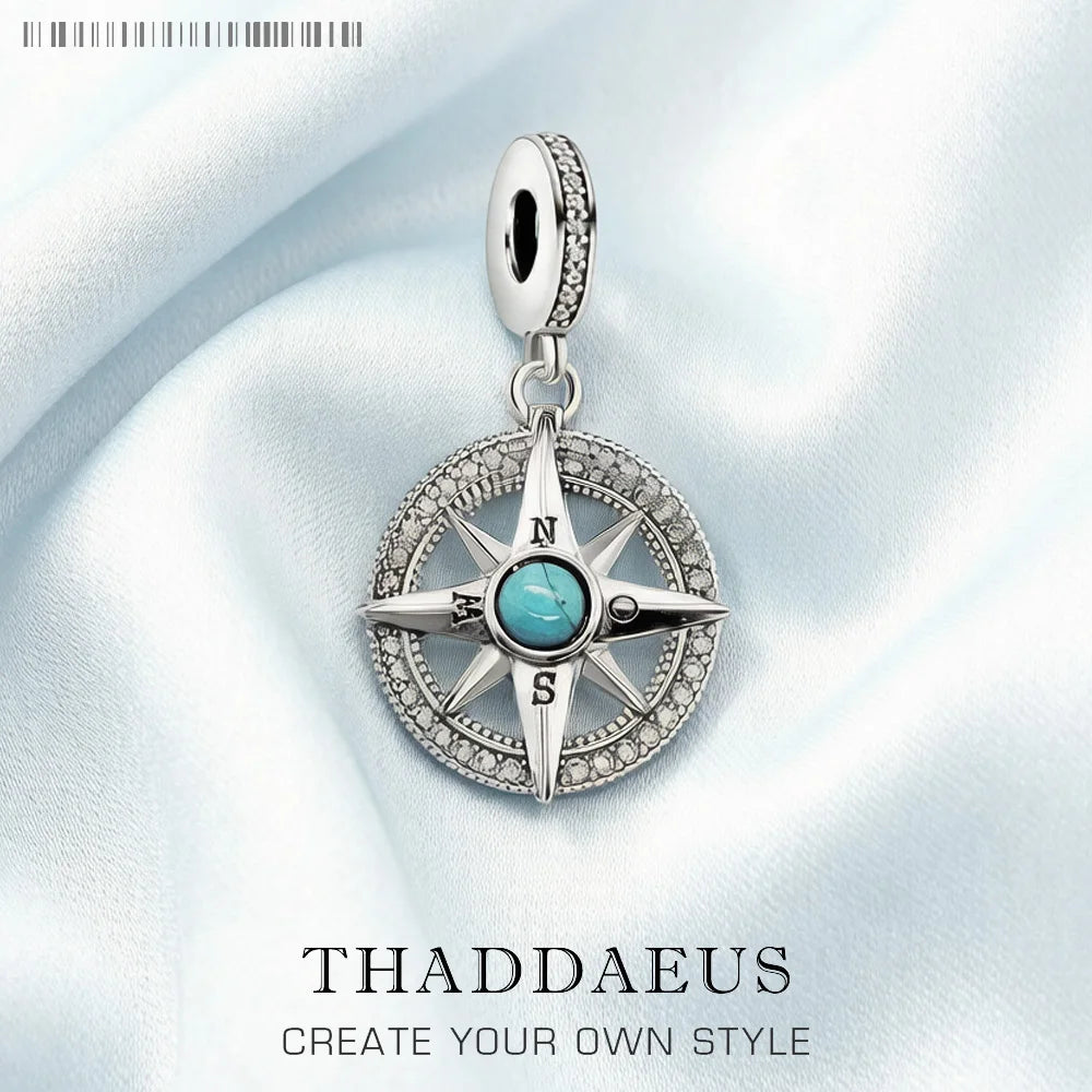 Kompass-Anhänger aus 925 Sterlingsilber mit blauem Cabochon und Ziersteinen