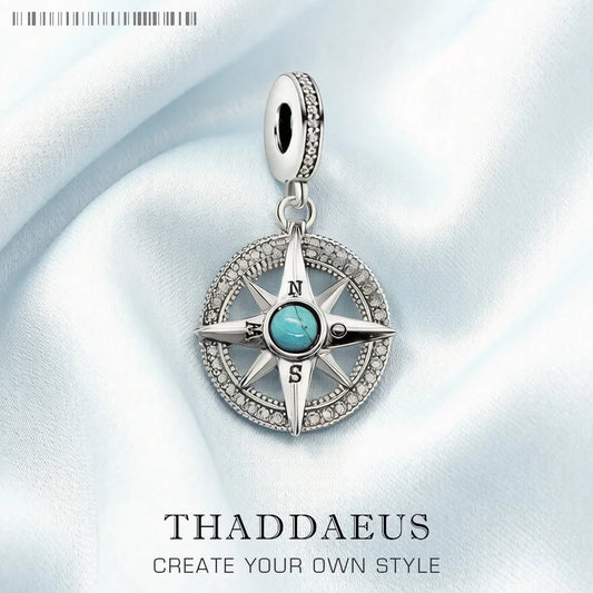 Kompass-Anhänger aus 925 Sterlingsilber mit blauem Cabochon und Ziersteinen