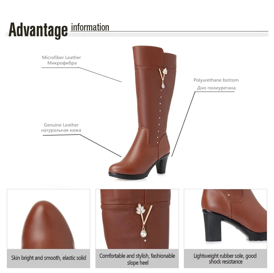 Damen-Lederstiefel, braun, kniehoch, mit Zieranhänger und Blockabsatz.