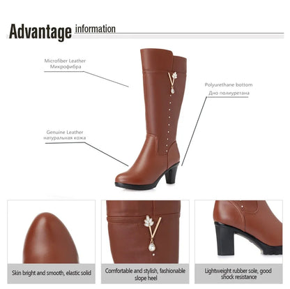 Damen-Lederstiefel, braun, kniehoch, mit Zieranhänger und Blockabsatz.
