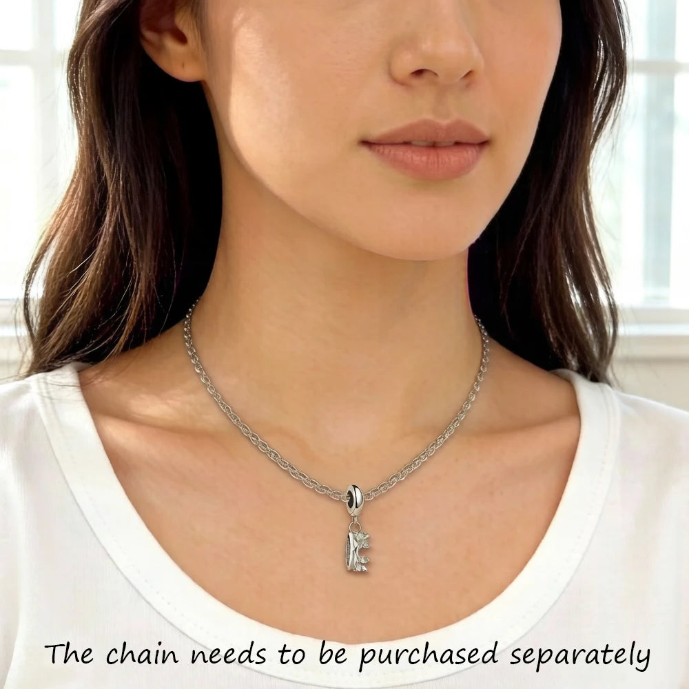 Krone-Glücksbringer-Anhänger an feiner Silberkette, Nahansicht am Hals