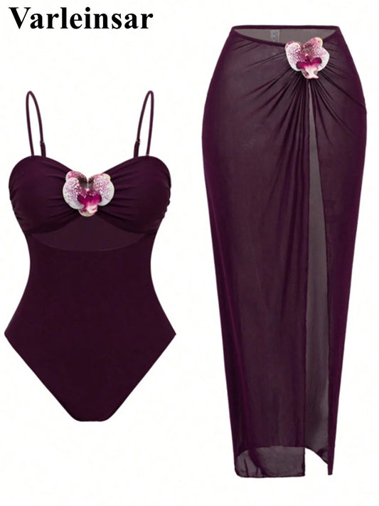 Weinroter Monokini mit hoher Beinöffnung und 3D-Blumenapplikation vorn, dazu durchsichtiger Rock