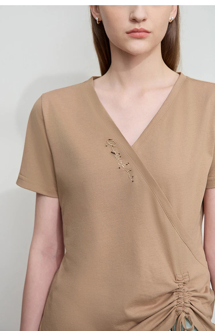 Damen T-Shirt im minimalistischem Stil mit V-Ausschnitt und Plissee-Details