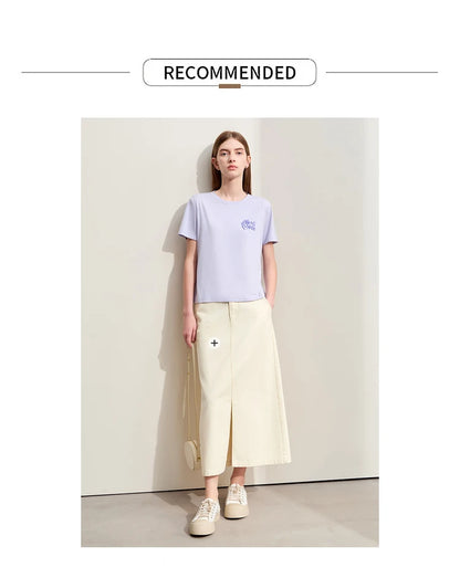 Damen T-Shirt im Minimalismus-Stil mit O-Ausschnitt und Stickerei