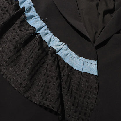 Ärmelloses Damen-Kleid mit Karree-Ausschnitt und Patchwork-Rüschen im minimalistischen Design – stilvoll und elegant.
