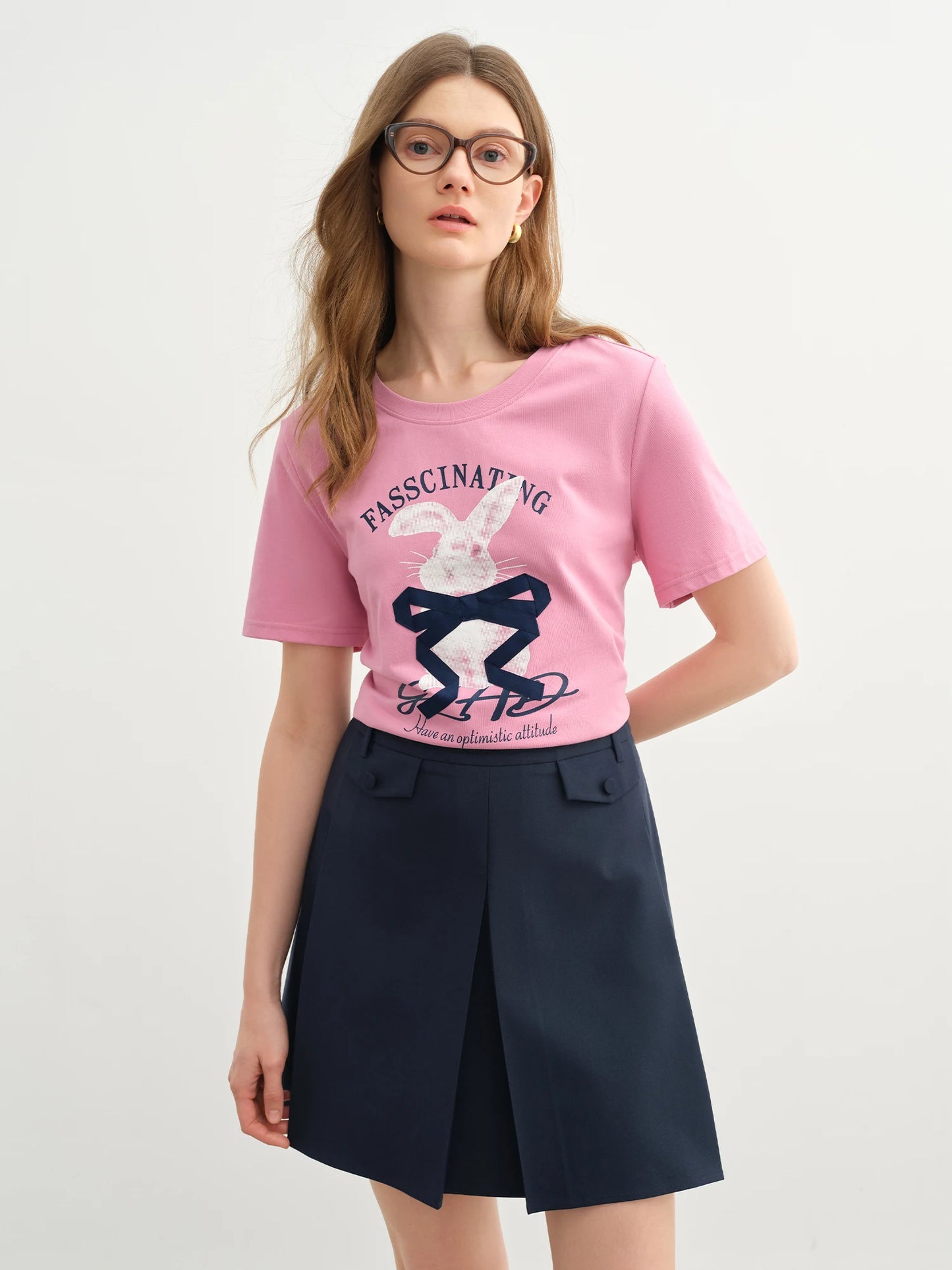 Schwarzes Damen-Frühlingsshirt mit Spitzenbesatz und V-Ausschnitt – Figurbetontes Strickdesign für Büro und Freizeit, wahlweise mit kurzen oder langen Ärmeln.