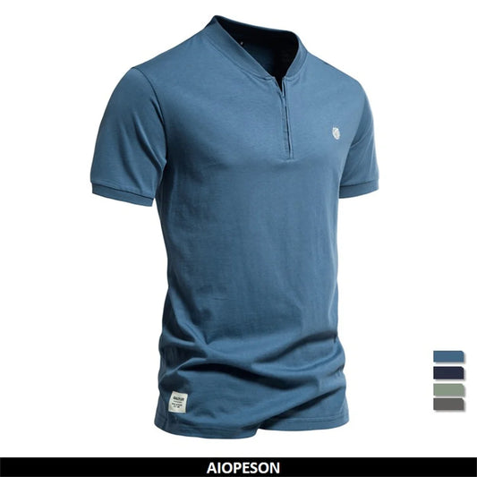 Herren-T-Shirt mit kurzem Ärmel und Stehkragen, 1/4-Reißverschluss, blaues Design mit Logo.