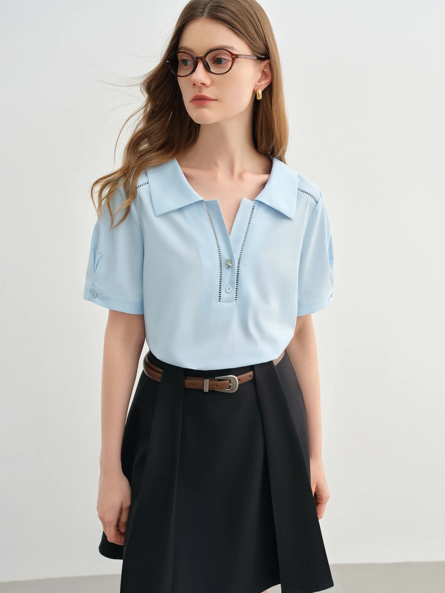 Eleganter Damen-Wollpullover mit schrägem Kragen und Schlitz – vielseitig und schick für den Frühling