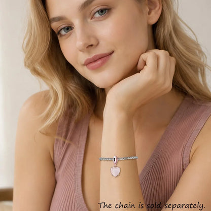 Armband mit kleinem rosafarbenem Herz-Charms aus 925 Sterlingsilber am Handgelenk