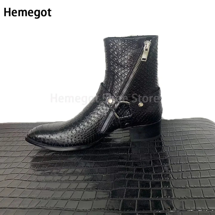 Schwarzer Chelsea-Boot mit Schlangenprägung, seitlichem Reißverschluss und Schnallenriemen