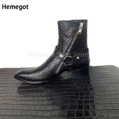 Schwarzer Chelsea-Boot mit Schlangenprägung, seitlichem Reißverschluss und Schnallenriemen