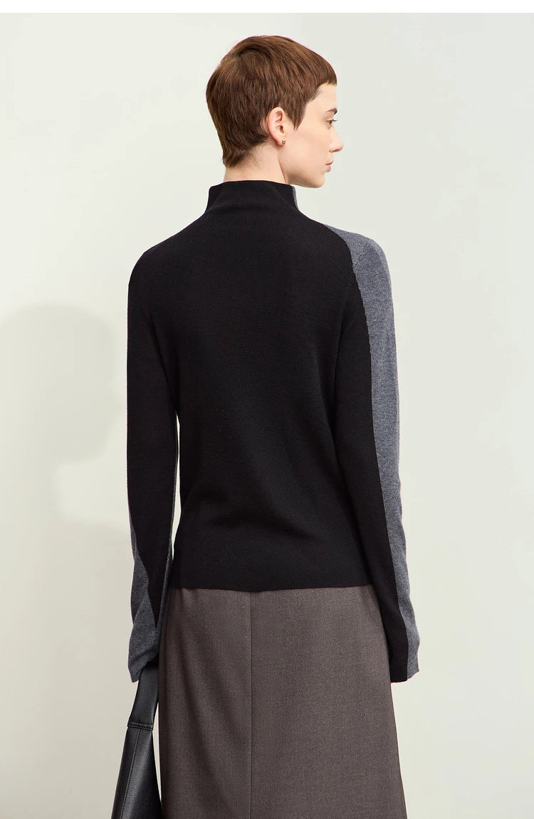Rückenansicht: schwarzer Damen-Pullover mit Stehkragen, graue Ärmel