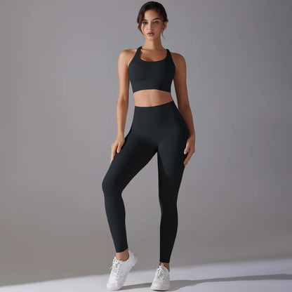 Damen-Yoga-Set in Schwarz: Sporttop und Leggings, Frontansicht mit schmalem Bund und Trägern