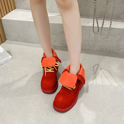 Orange Schnür-Stiefeletten aus Veloursleder mit Kunstfellfutter und flacher Profilsohle