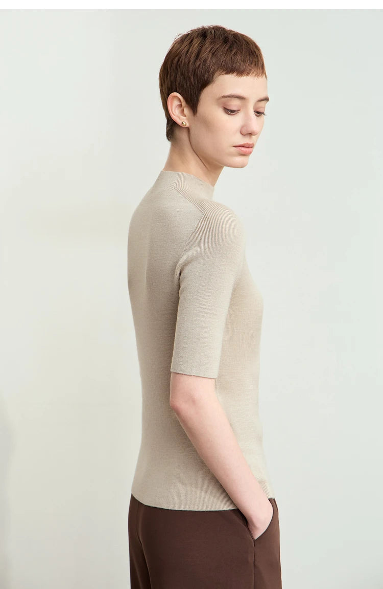 Amii Pullover mit halbem Rollkragen, beiger Strick, kurze Ärmel, Seitenansicht