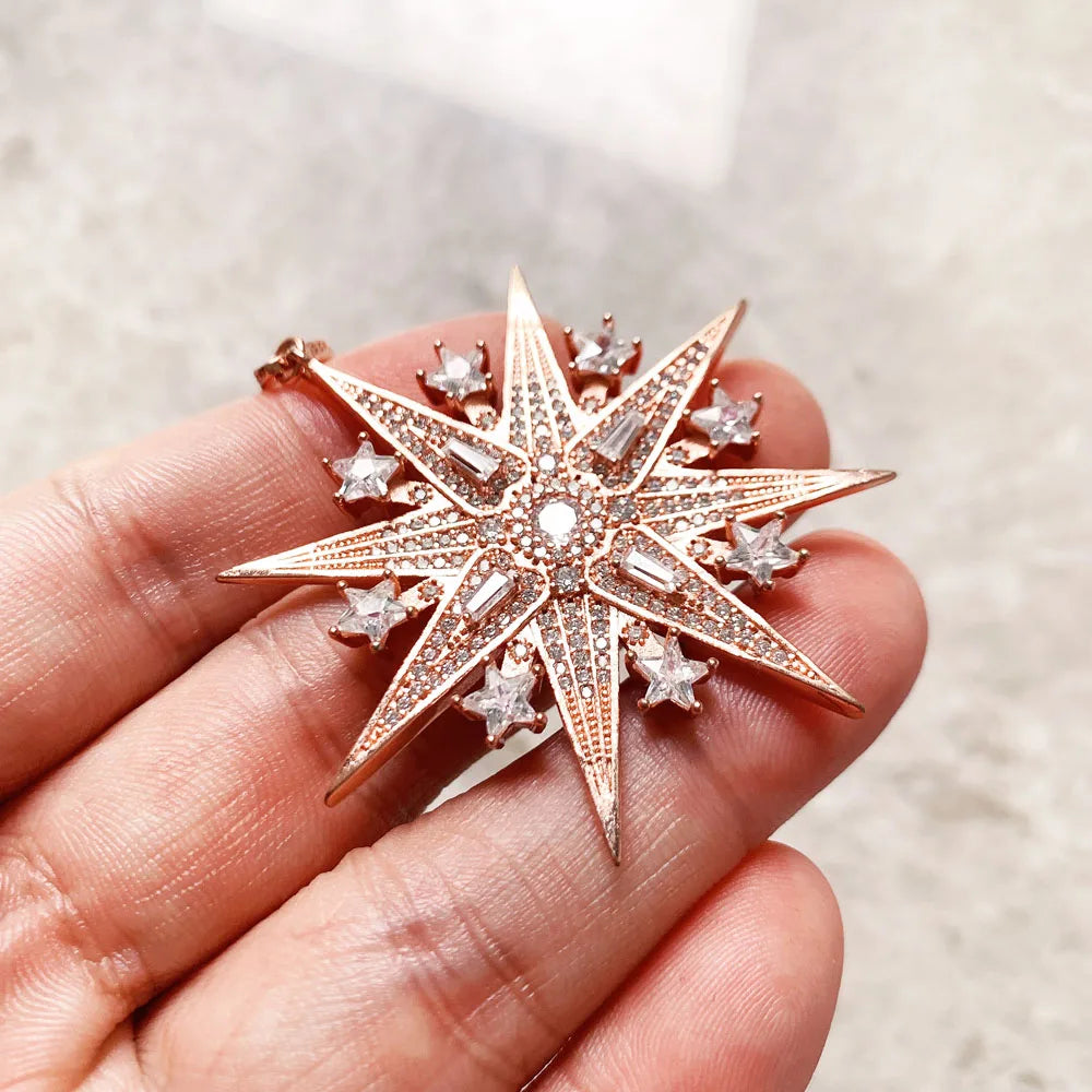 Stern-Anhänger in Roségold auf Finger, Zirkonia-Sterne rundherum, 925 Sterling Silber