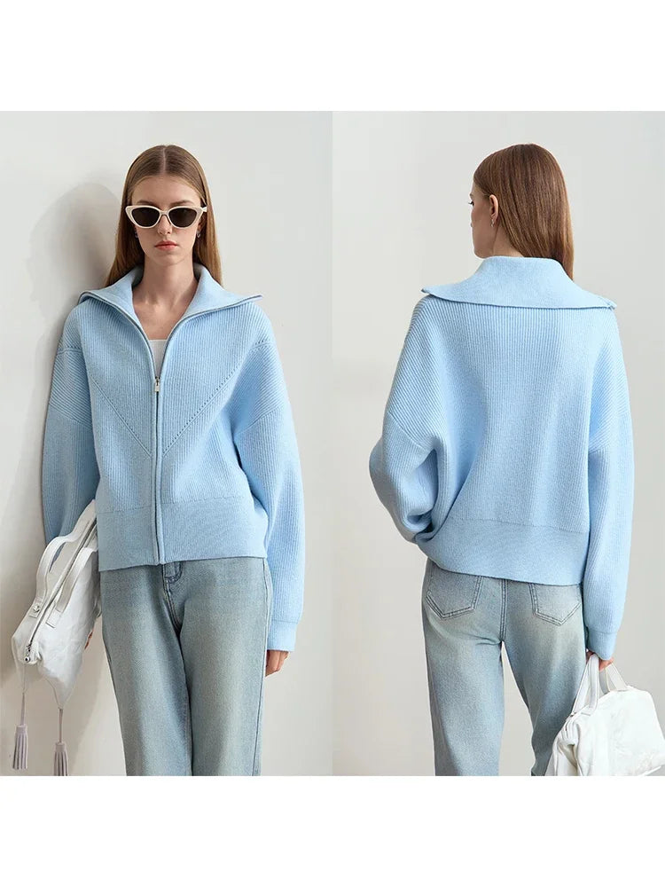 Helle blaue Wollstrickjacke mit Reißverschluss und geripptem Stehkragen