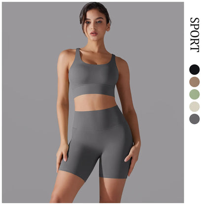 Nahtloses Fitnessset für Damen: graues Sporttop und kurze Leggings im Set-Look