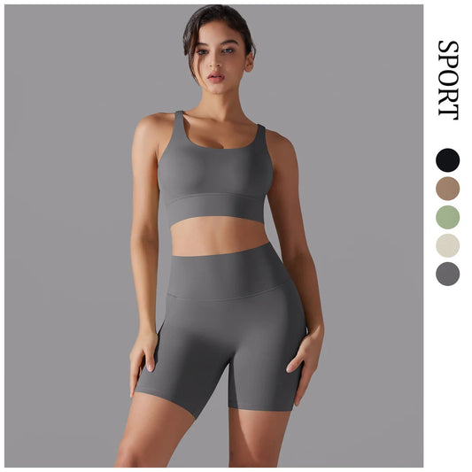 Nahtloses Fitnessset für Damen: graues Sporttop und kurze Leggings im Set-Look