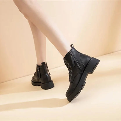 Schwarze Ankle-Boots mit Schnürung, seitlichem Reißverschluss und dicker Profilsohle