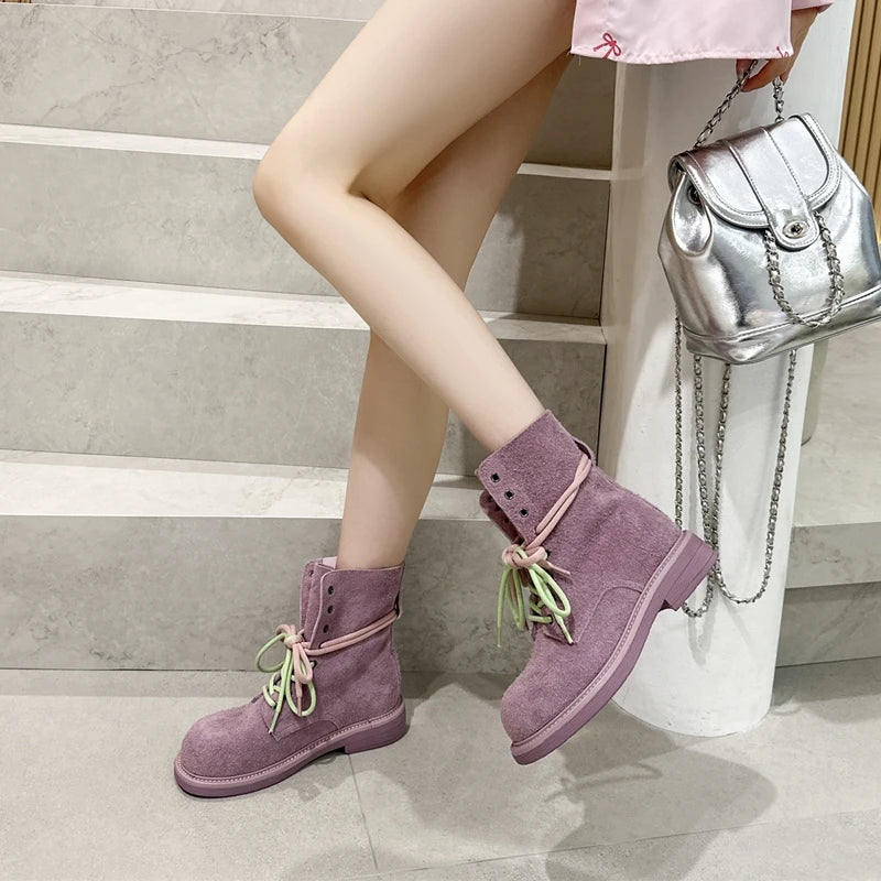Knöchel-Bikerboots aus Wildleder, mauve, Schnürung mit grünen Bändern, gepolsterter Schaft