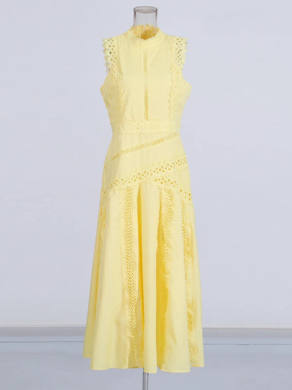 Ärmelloses Damen-Spitzenkleid mit Rundhalsausschnitt und Patchwork-Design – figurbetont und mit Hohldetails.