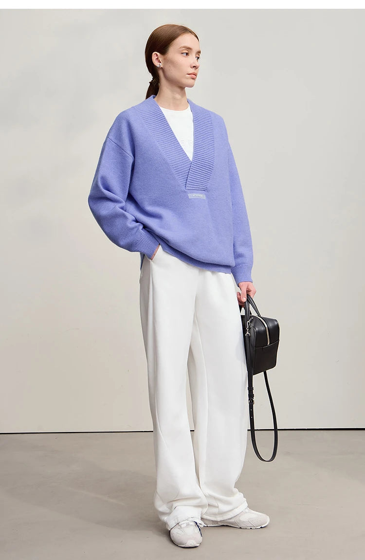 Lavendelfarbener Damen-Strickpullover mit V-Ausschnitt, seitliche Ansicht