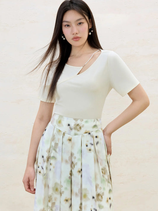 Beige Damenbluse mit Puffärmeln und Umlegekragen, einreihig mit Knopfverzierung – leichtes, kurzes Design