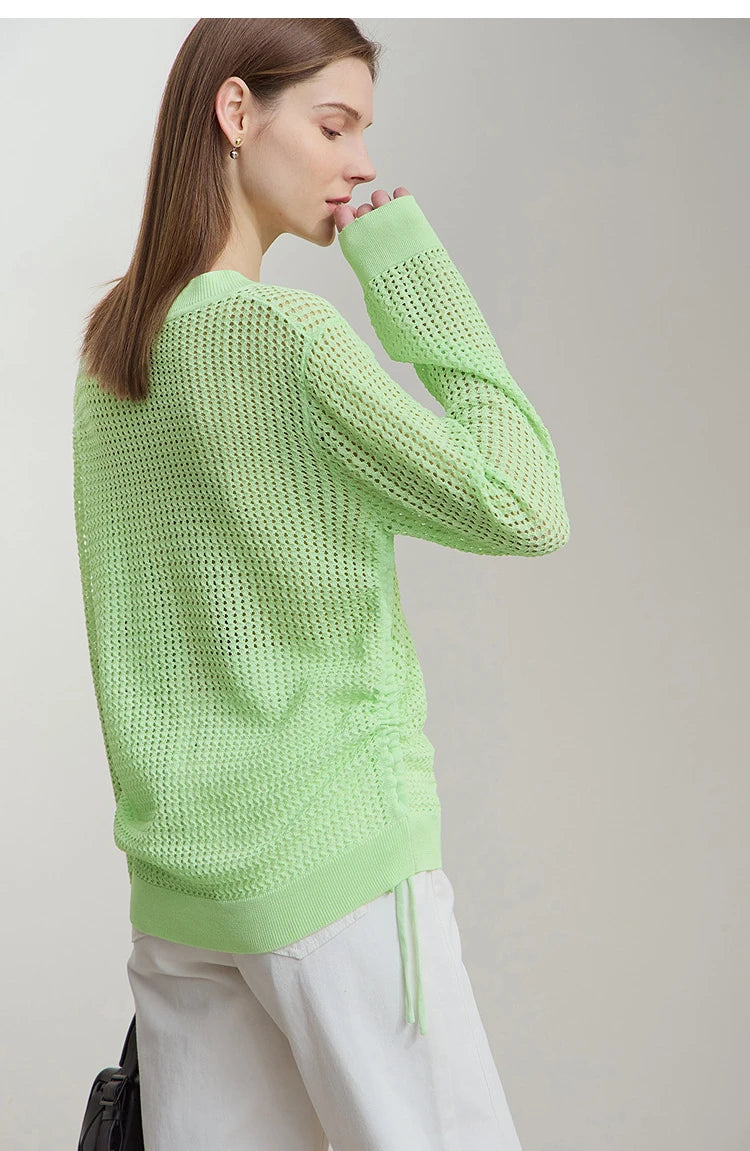Neongrüner Damen-Strickpullover mit V-Ausschnitt und langen Ärmeln beim Trinken