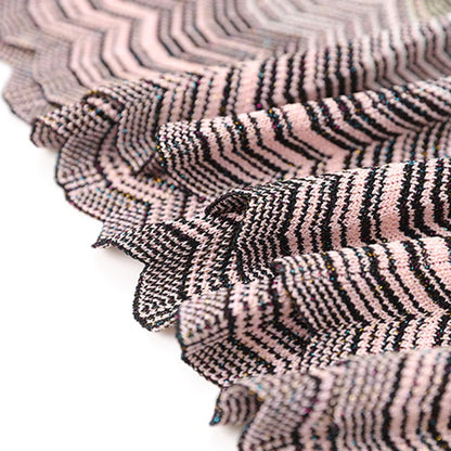 Zweiteiliges Damen-Set mit Rundhals und langen Ärmeln – Oberteil mit Diamant-Details und Rock mit hoher Taille und Patchwork-Taschen.