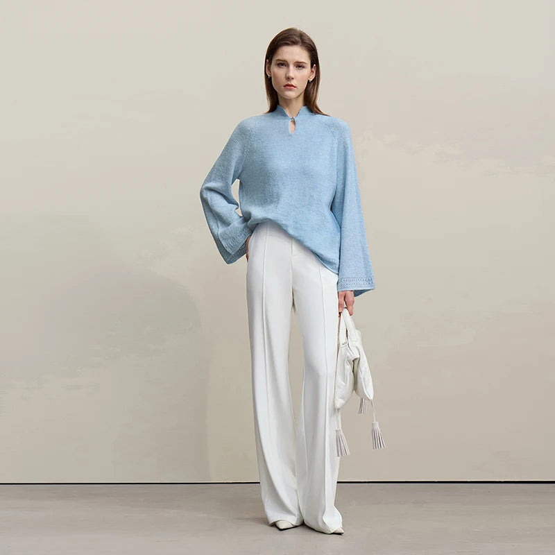 Heller blauer Wollstrickpullover mit Stehkragen, lockerem Schnitt und Cut-Out