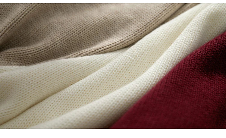 Strickpullover-Detail: beigefarbene Rippenstruktur neben Burgunderfarbe