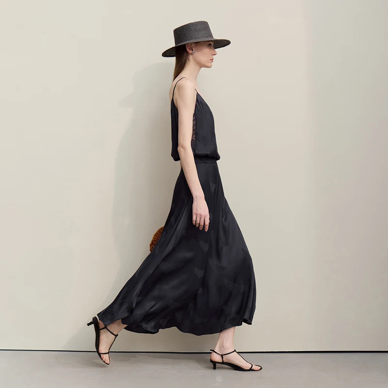 Langer Damenrock im fließenden Schnitt, dunkel, seitlicher Look mit weitem Saum