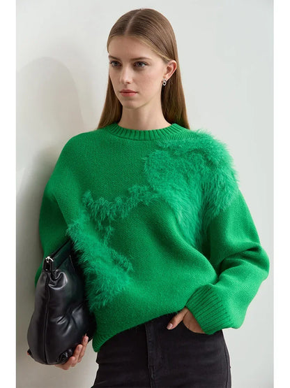 Grüner Damenpullover mit Rundhalsausschnitt und flauschigem Fell-Overlay an der Vorderseite