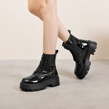 Schwarze Damenstiefeletten mit Schnürung, glänzendem Obermaterial und Plateau-Profilsohle