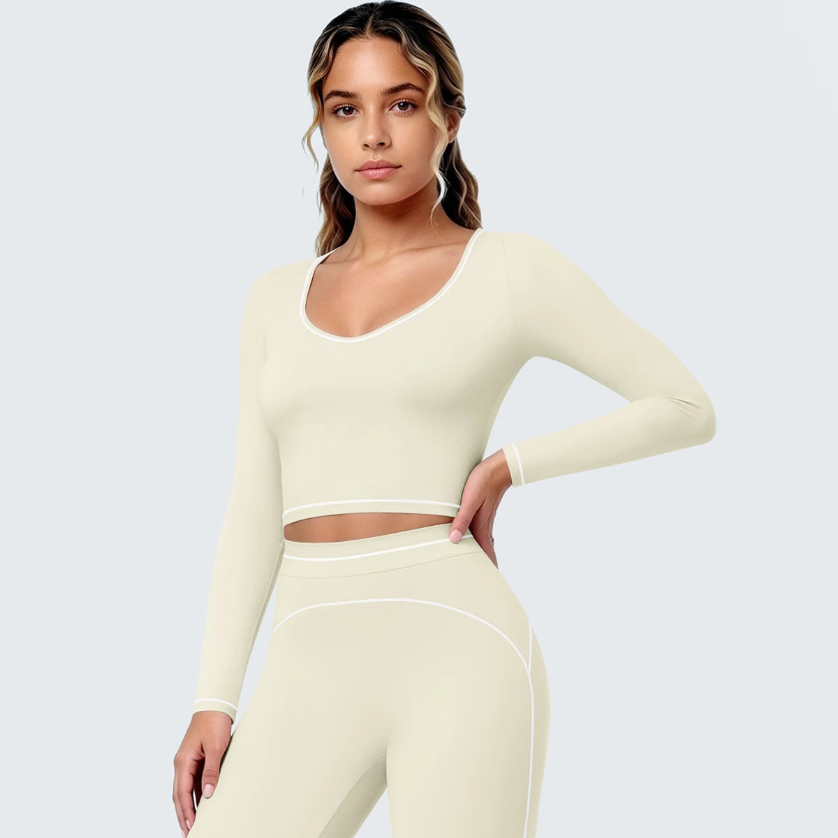 Damen Yoga-Langarmshirt, cremefarben mit V-Ausschnitt, schmalen Bündchen und Nahtlinien