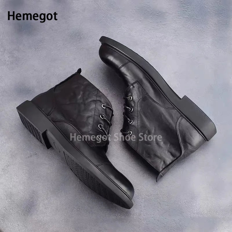 Hochschaftige Herrenboots aus schwarzem Leder, Paar in 3/4-Ansicht mit breiter Sohle