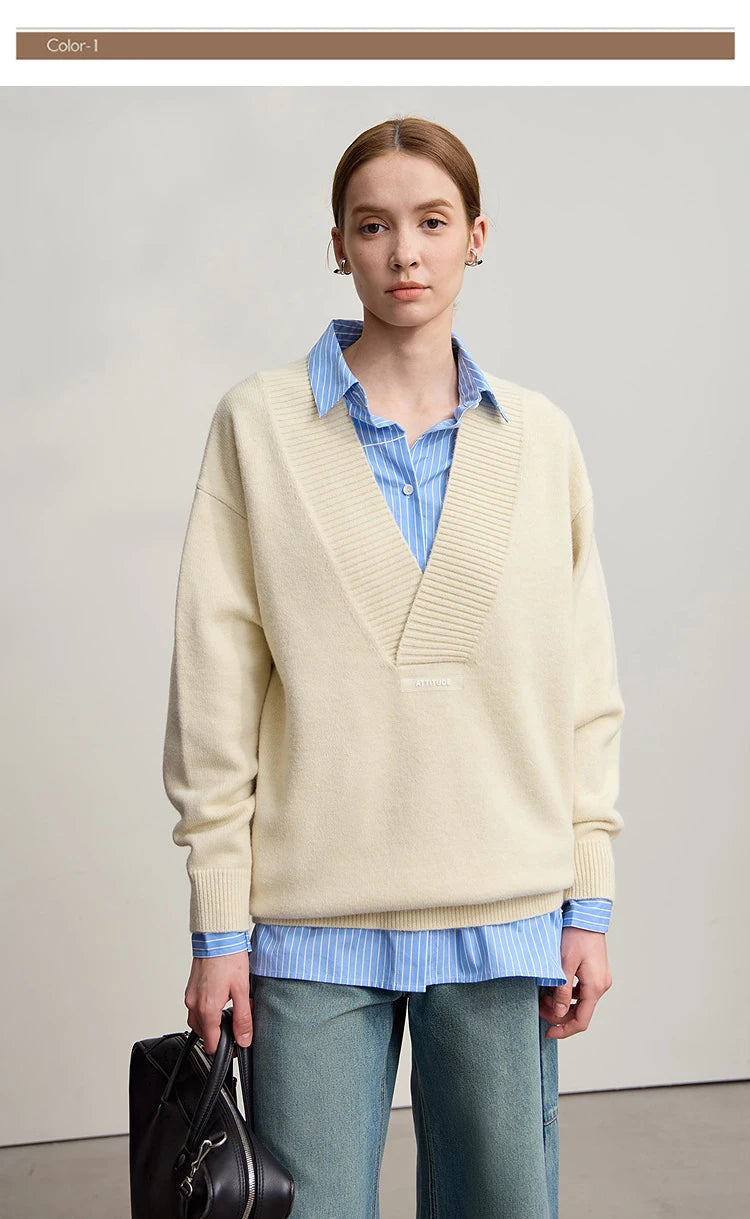 Damenpullover aus Strick in Creme mit V-Ausschnitt und blauem Hemd darunter