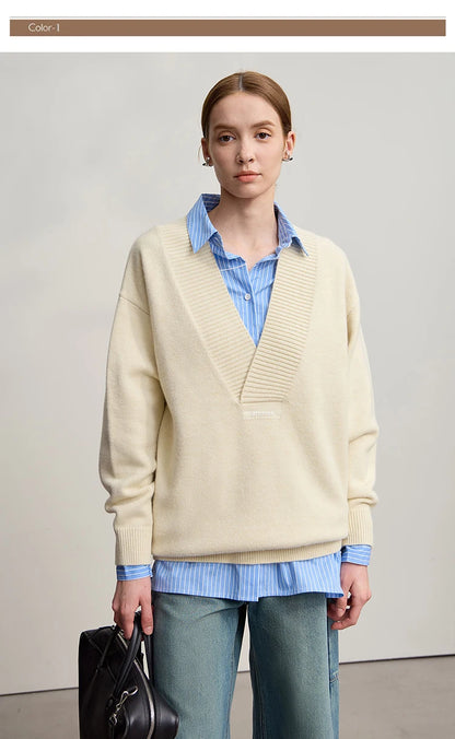 Damenpullover aus Strick in Creme mit V-Ausschnitt und blauem Hemd darunter