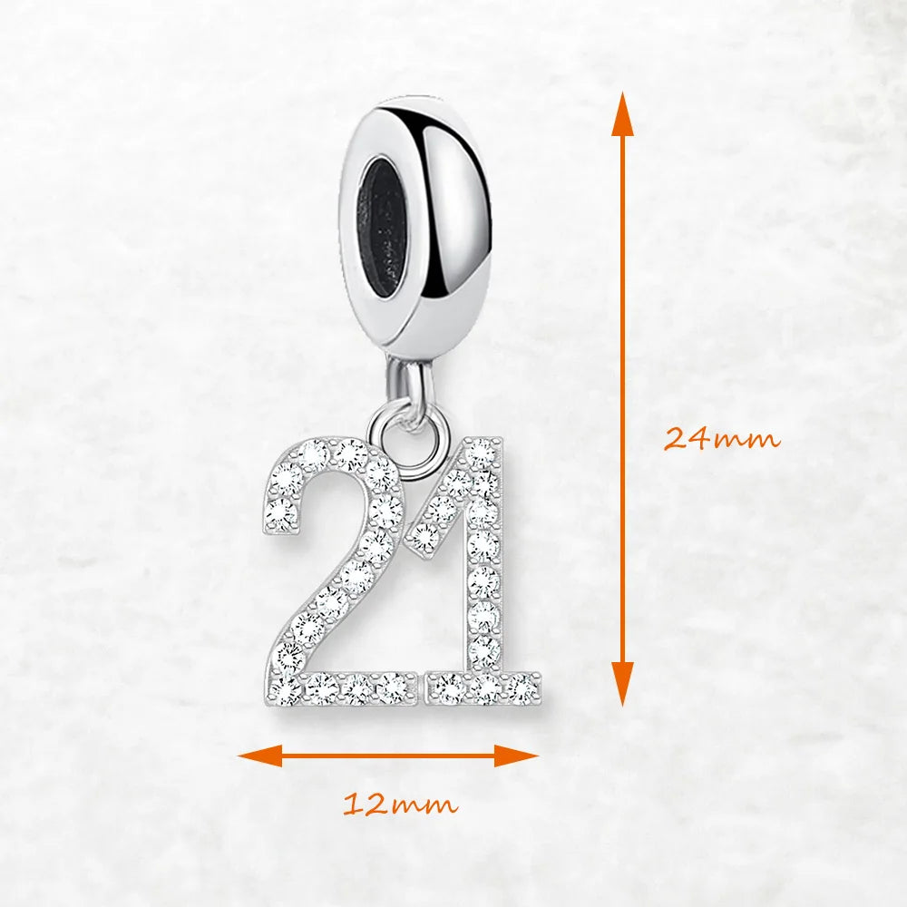Charms-Anhänger „21“ aus 925er Sterlingsilber mit Maßangaben, glitzernde Oberfläche