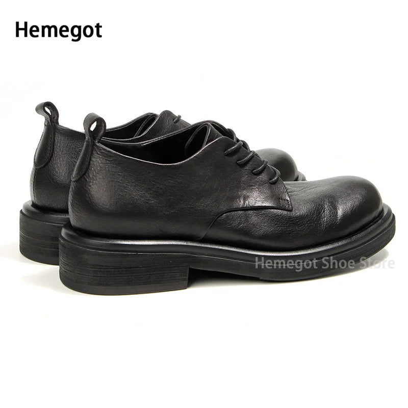 Herren Lederschuh mit runder Kappe, schwarzer Schnürung und dicker Profilsohle