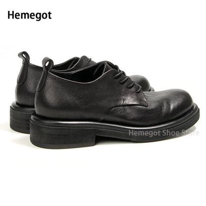 Herren Lederschuh mit runder Kappe, schwarzer Schnürung und dicker Profilsohle