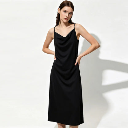 Schwarzes Midikleid mit schmalen Trägern und Wasserfallausschnitt, figurbetont