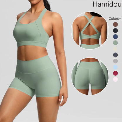 Damen-Sportset in Salbeigrün: Crop-Top mit Trägern und passende Shorts