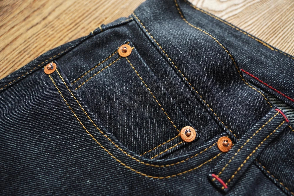 Herren Jeans aus Sommer Selvedge Denim mit lockerer Passform und hohem Bund