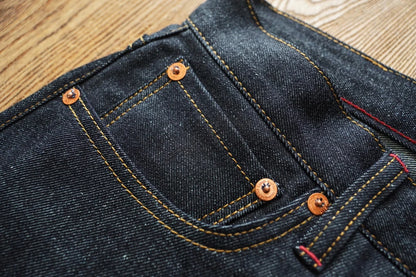 Herren Jeans aus Sommer Selvedge Denim mit lockerer Passform und hohem Bund