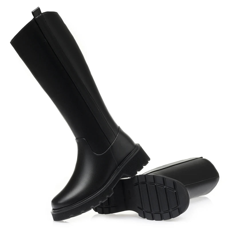 Schwarzer Winterstiefel aus Leder, Seitenansicht mit Profilsohle und kräftigem Absatz